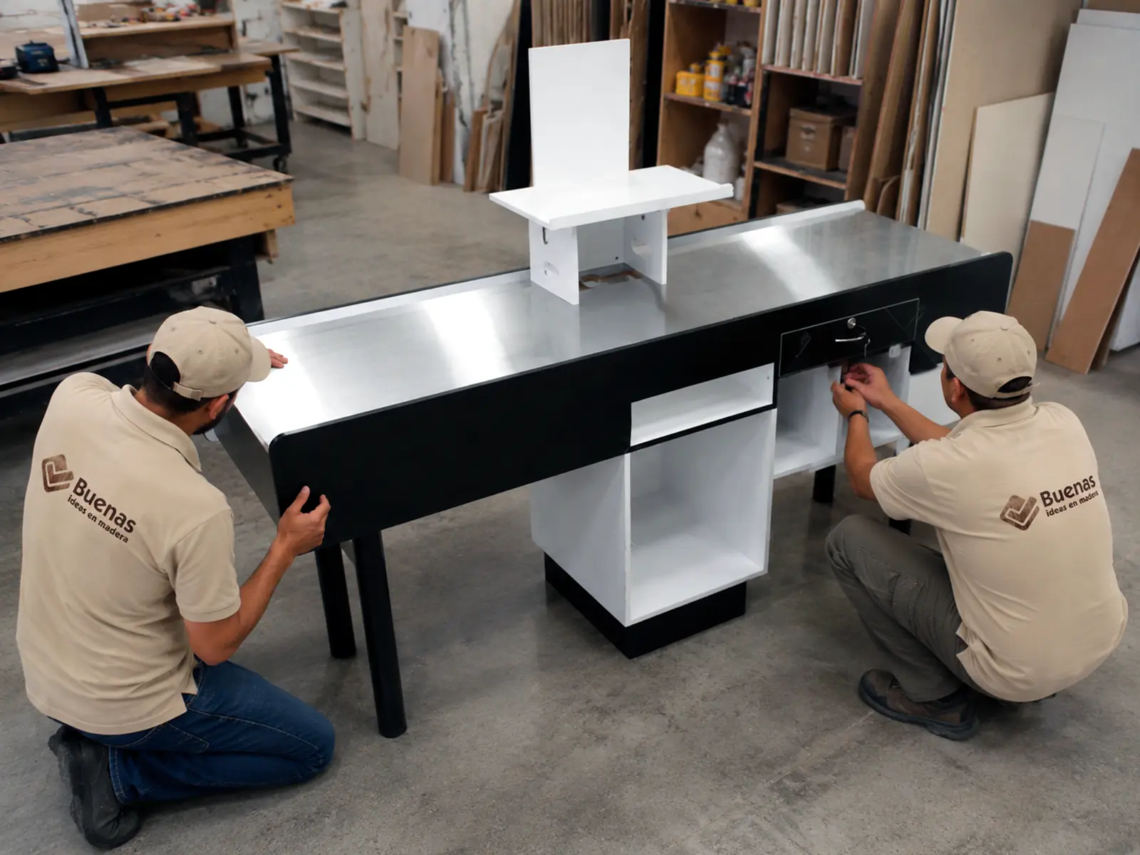 Carpinteros fabricando un checkout de mobiliario comercial en el taller de Buenas Ideas en Madera.