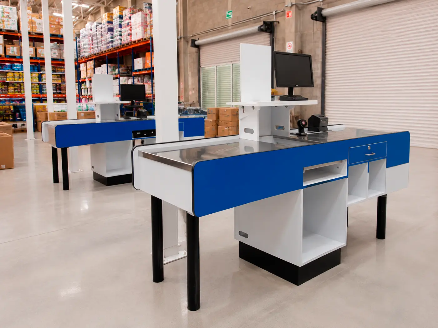 Checkout comercial azul y blanco instalado en supermercado.