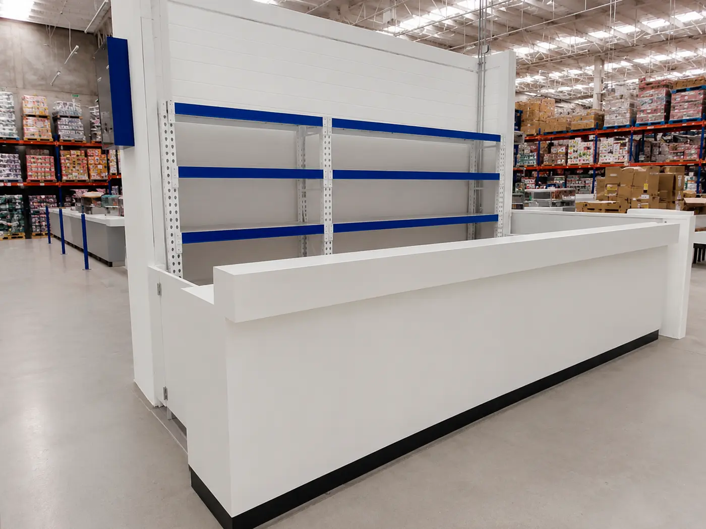 Mostrador comercial blanco con estantería para tienda.