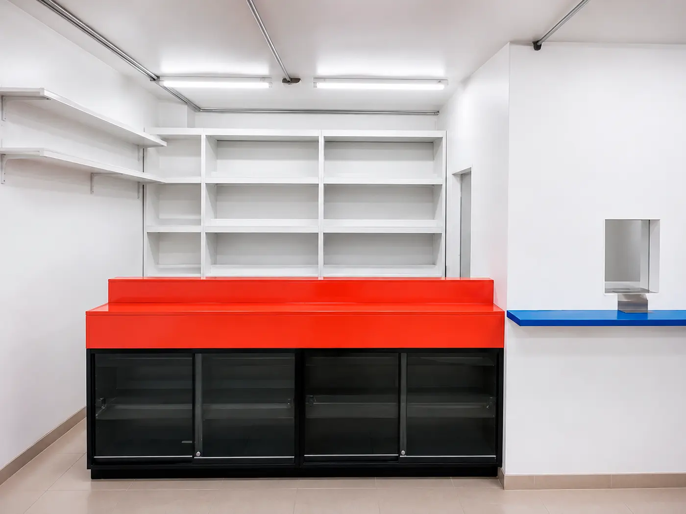 Mostrador comercial rojo con estantería y área de servicio lateral.