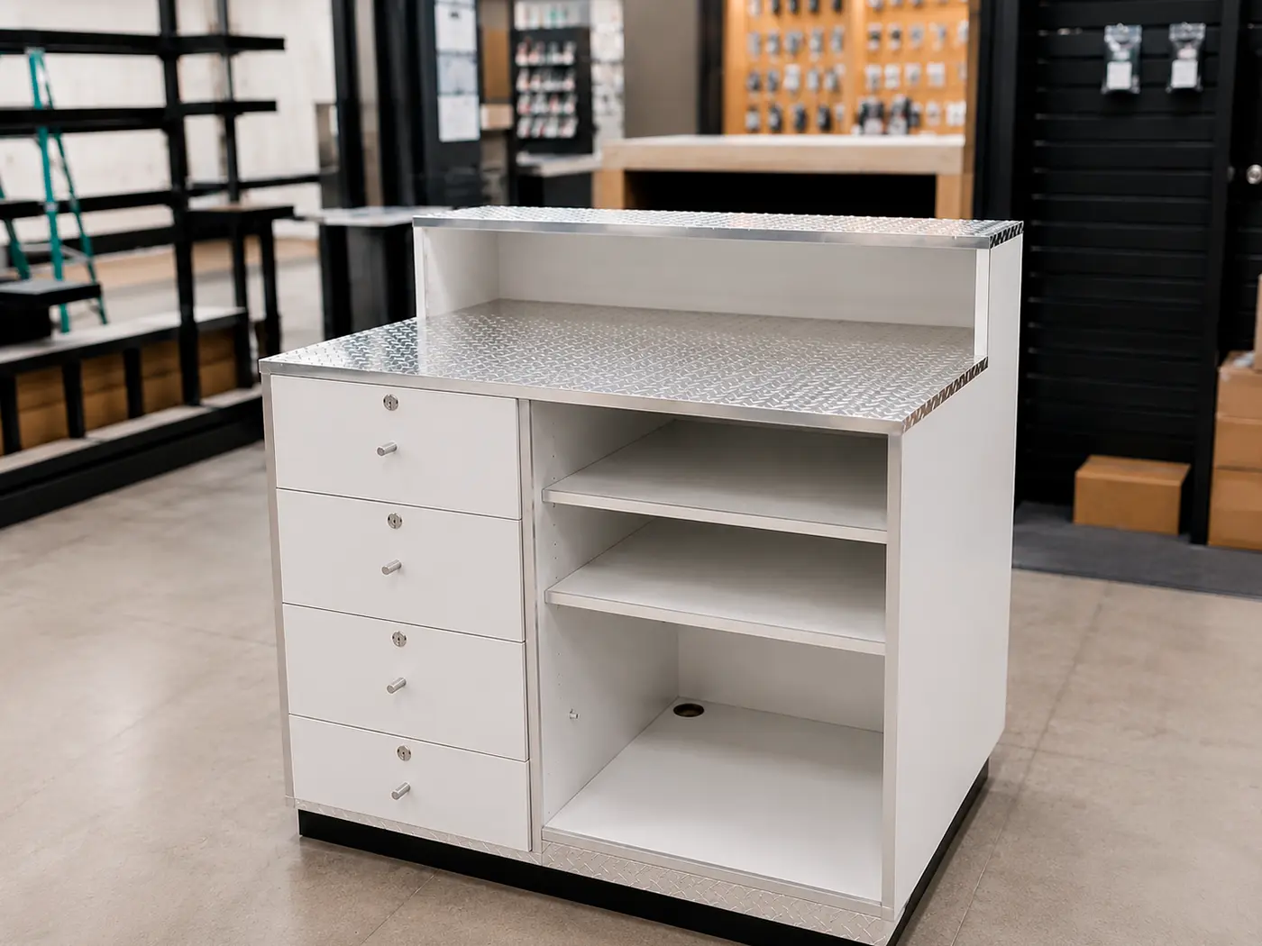 Mueble de caja industrial blanco con cajones y repisas para punto de venta.