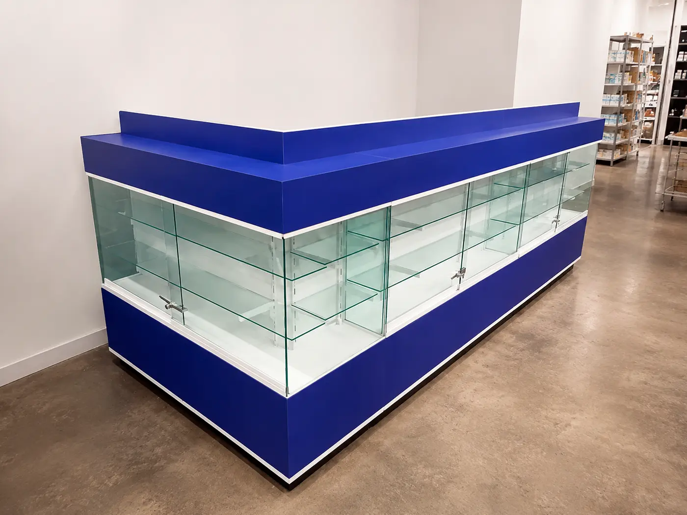Vitrina comercial azul de cristal para exhibición en tienda.