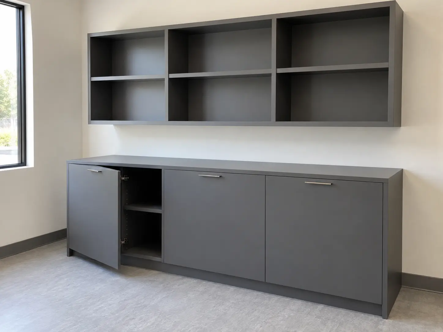 Mueble de almacenamiento de MDF laqueado con gabinetes y repisas en una oficina.