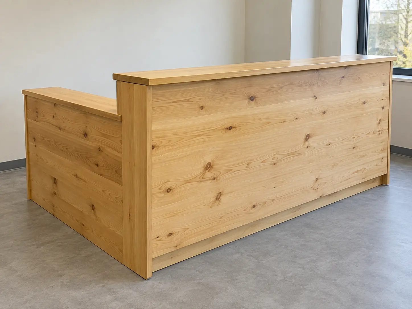 Mostrador de recepción de madera de pino en una oficina.